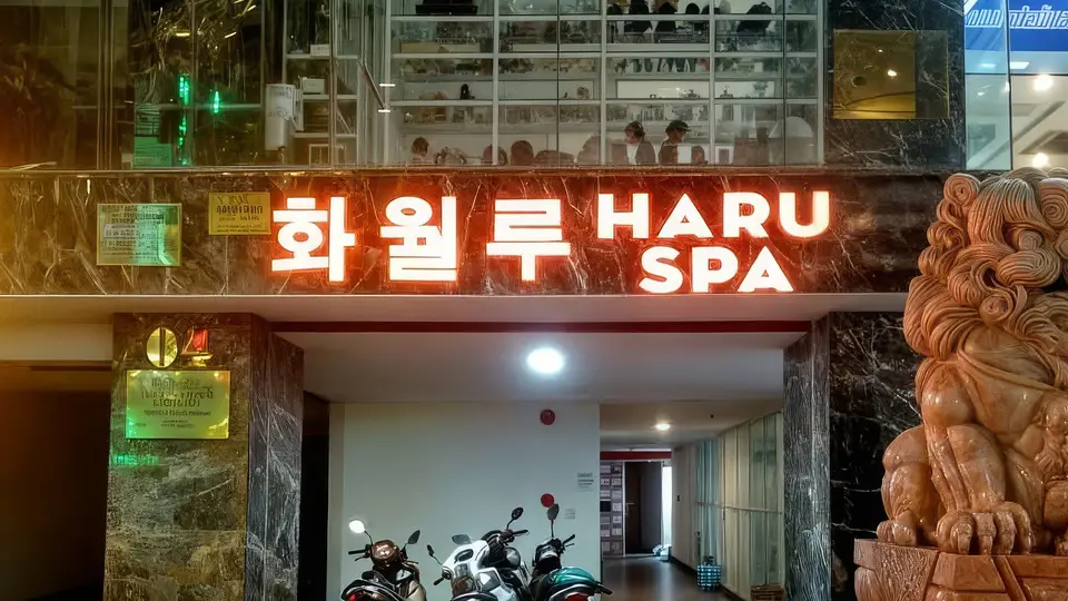 다낭 화월루 화월루 HARU SPA 한글 간판과 대형 석사자상이 어우러진 야경 외관 전경