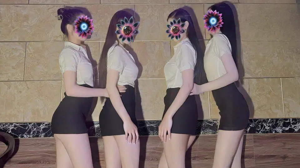 다낭 문라이트 마사지 문라이트 마사지의 유니폼을 착용한 여성 전문 마사지 테라피스트 4인 단체 사진