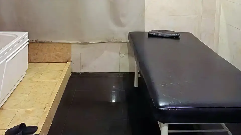 하노이 어메이징 마사지 블랙 타일 바닥과 대형 욕조, 마사지 베드가 통합된 프리미엄 스파 룸