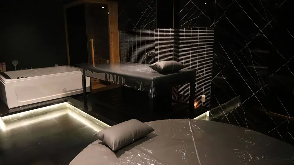 호치민 도도 스파 목재 사우나 부스, 화이트 자쿠지 욕조, 대리석 마사지 베드가 하나의 룸에 통합된 스위트