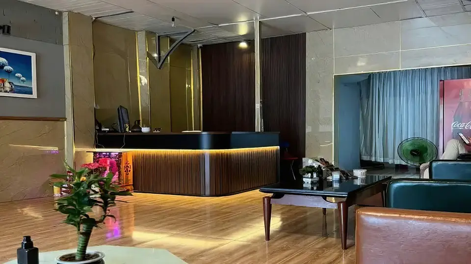 호치민 파인 마사지 파인 마사지 입구 로비의 골드 언더라이팅이 돋보이는 우드 리셉션 데스크와 아늑한 대기 공간