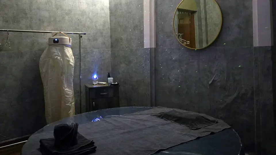 호치민 파인 마사지 별빛 레이저 조명이 벽면을 수놓는 어두운 스파 룸, 전신 스팀 캡슐과 라운드 마사지 베드