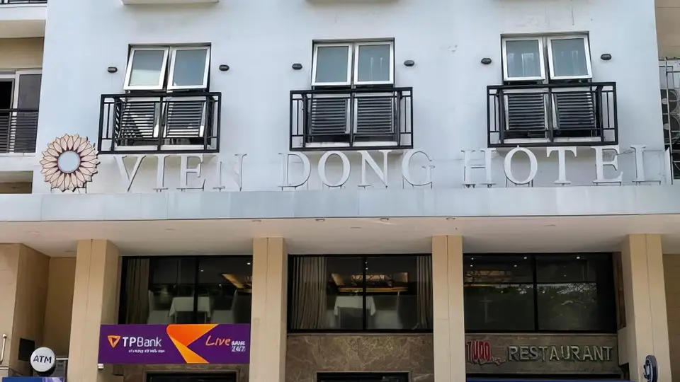 호치민 비엔동 마사지 비엔동 마사지의 화이트 컬러 건물 외관과 정면 간판 전경