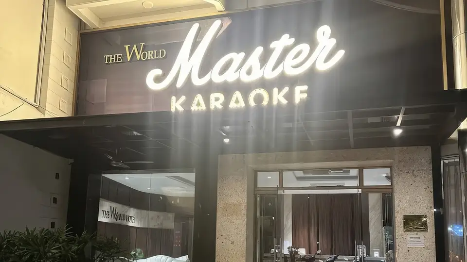 나트랑 마스터 가라오케 골드 컬러의 'Master Karaoke' 네온 사인과 대리석 외벽, 유리 출입문이 돋보이는 마스터 가라오케 정문 전경
