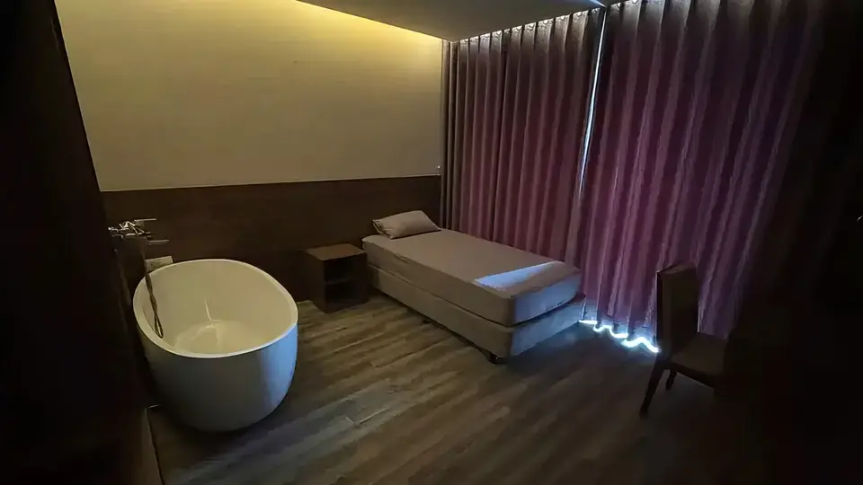 나트랑 클라우드 나인 어두운 조명과 보라빛 커튼이 드리워진 프라이빗 스파 룸, 대형 원형 독립 욕조와 싱글 마사지 베드