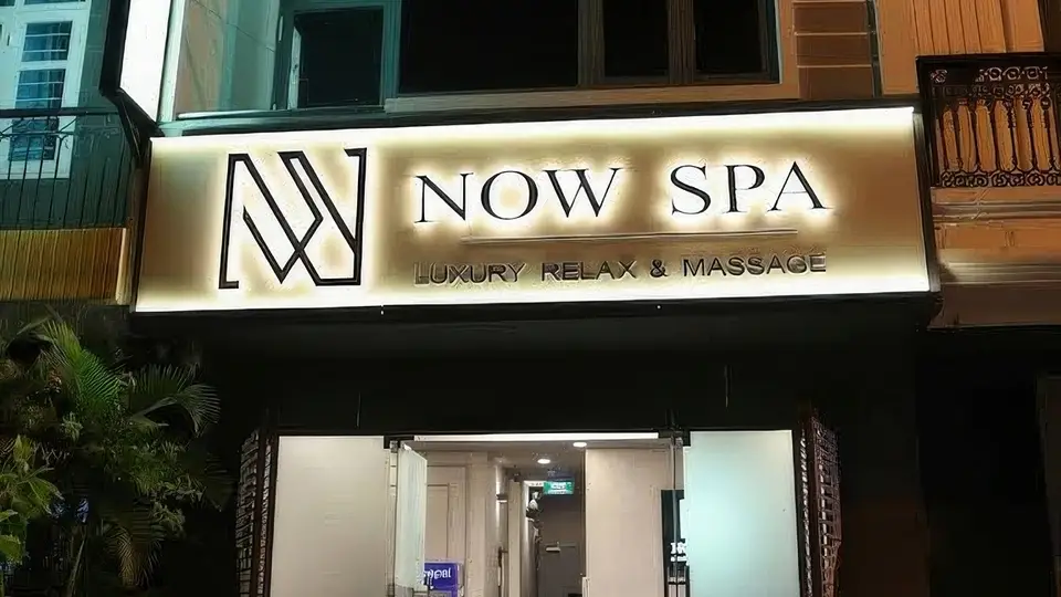나트랑 나우 스파 골드 백라이트 간판과 NOW SPA LUXURY RELAX & MASSAGE 로고가 돋보이는 나우 스파 건물 외관 야경