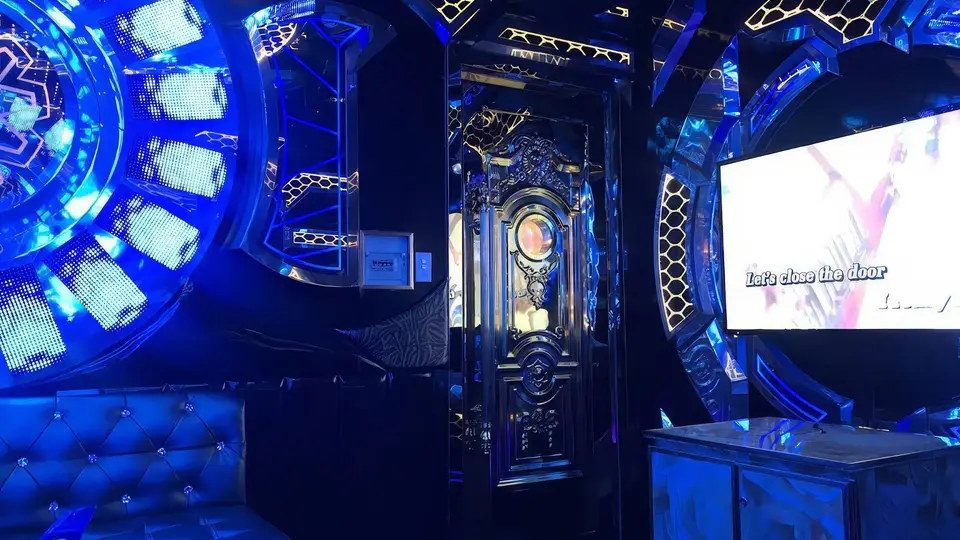 푸꾸옥 해피 가라오케 파란색 LED 조명과 미래형 인테리어로 꾸며진 VIP 단체 룸