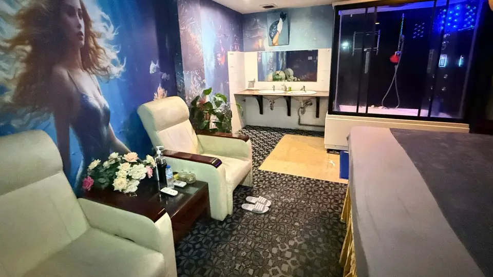 붕따우 떠이도 마사지 인어공주 벽화와 크림색 리클라이너, 독립 샤워 부스, 세면대가 완비된 테마형 VIP 마사지 룸